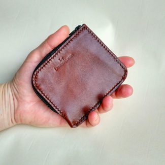 Кожаный аксессуар на молнии